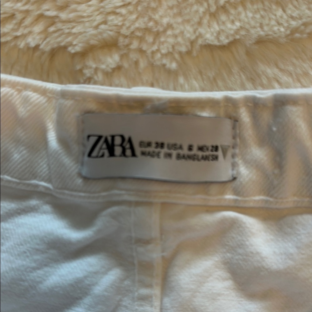 Zara High Waist White Shorts for Chic Summer Style - Picture 3 of 3
